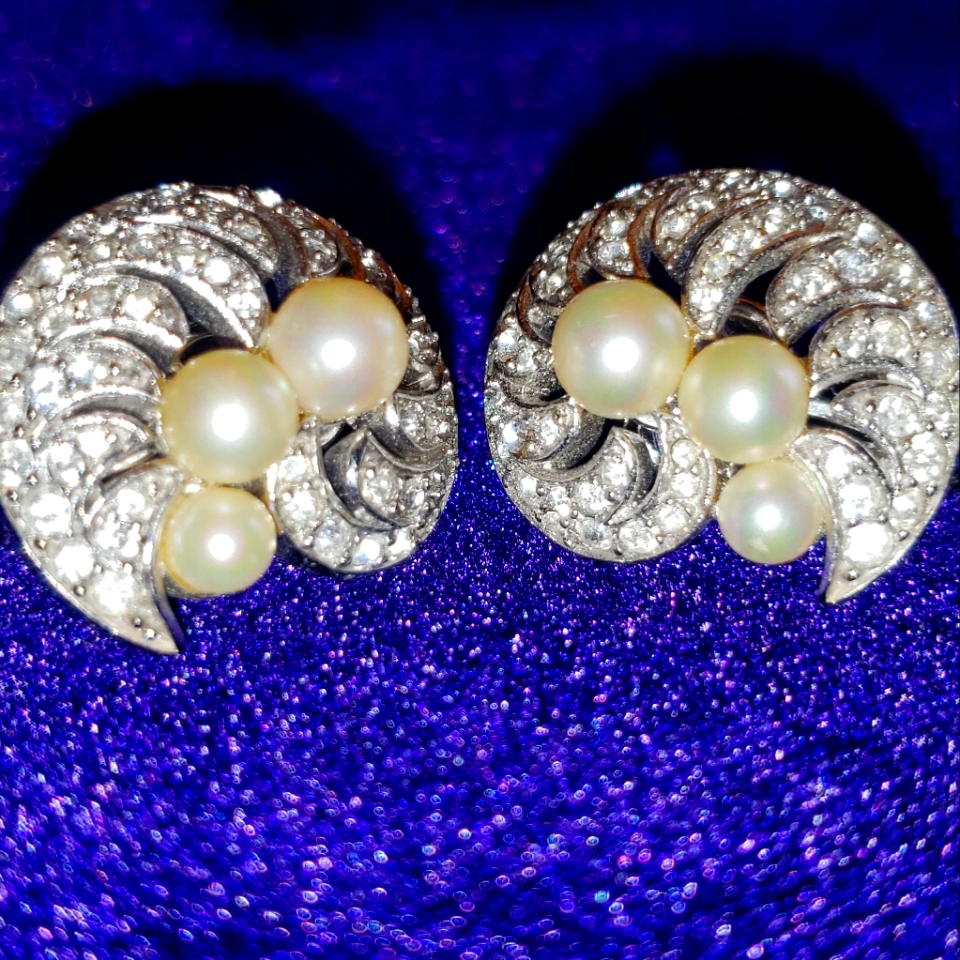 Crown Trifari Faux Pearl And Diamond Earrings 35$